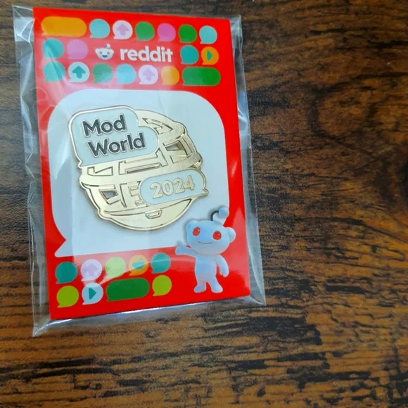 Gold Reddit Mod World 2024 Pin - Picture 3 of 4
